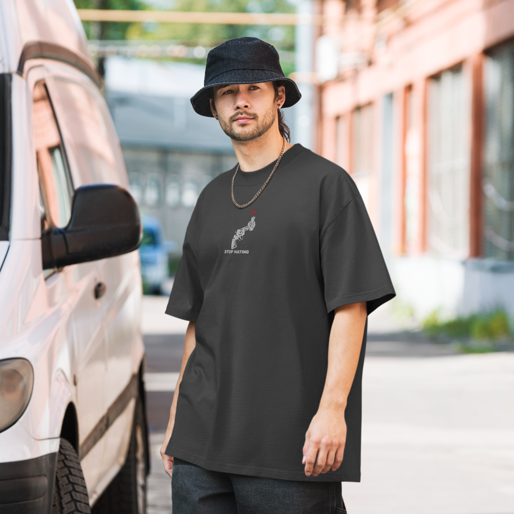Oversized T-Shirt mit STOP HATING - gestickt